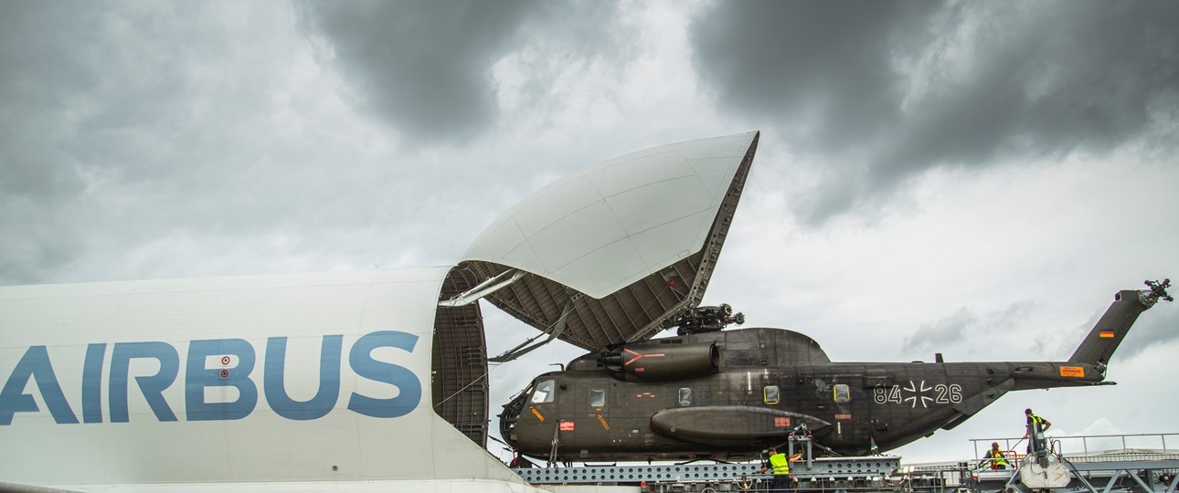 Beluga ST lädt CH53: Der Name stammt vom Tier Beluga, dem Weißwal.