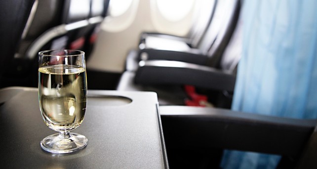 Drink im Flugzeug: Vor Abflug bleibt in den USA dafür weniger Zeit.