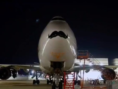 Boeing 747 mit Schnurrbart: Botschaft zum Movember.