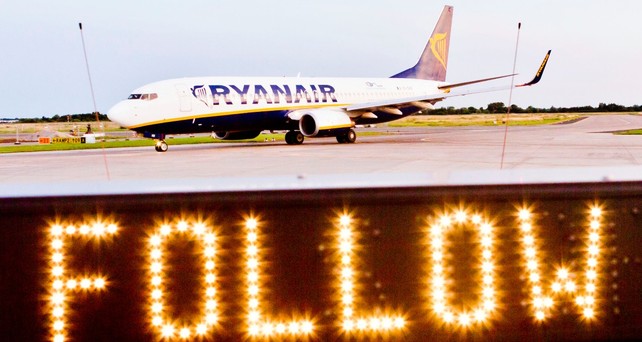 Ryanair-Jet am Flughafen Bremen.