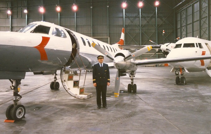 Benno Beran vor seinen Metroliner und der ersten Fokker 50.