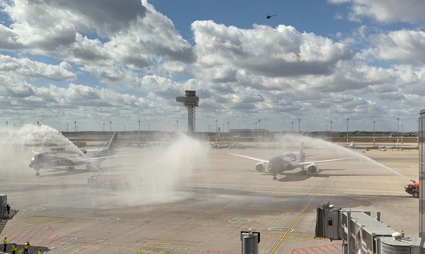Präziosionsarbeit: Die beiden Flieger der Jubiläumsflüge LH2026 und LH1926 rollen in Berlin ans Gate - synchron.
