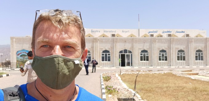 Gunther Pitterka auf dem Flughafen der Insel <span class="mw-page-title-main">Socotra in Jemen.</span>