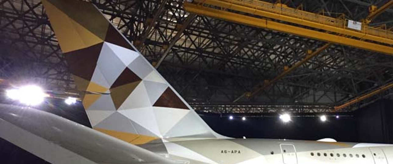 Gleich von außen sichtbar ist die neue Bemalung von Etihad, die zuerst die Airbus A380 und Dreamliner, später alle anderen Flugzeuge bekommen. Sie soll die Farben der Wüste der Vereinigten Arabischen Emirate wiedergeben.