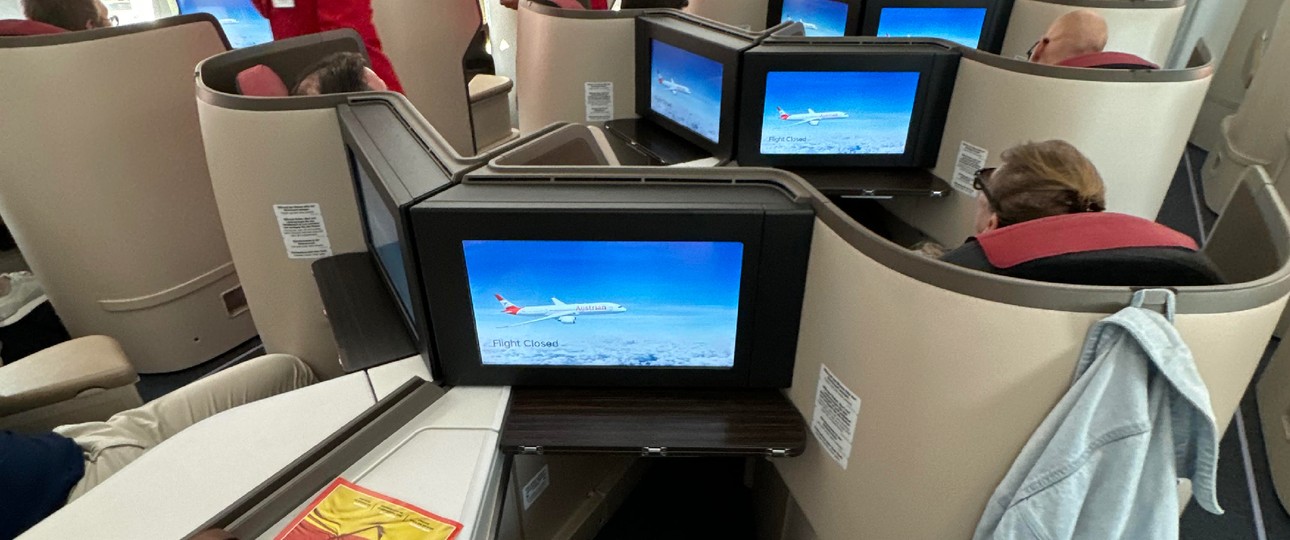 Braun und Beige - und etwas Aua-Farben. So sieht es in der Business Class des neuen Dreamliner von Austrian Airlines aus.