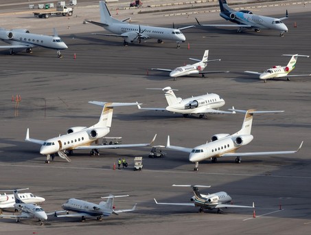 Businessjets und Kleinflugzeuge auf einem US-Airport: Der Haushaltsstreit hat jetzt auch Auswirkungen auf die Allgemeine- und Geschäftsluftfahrt.