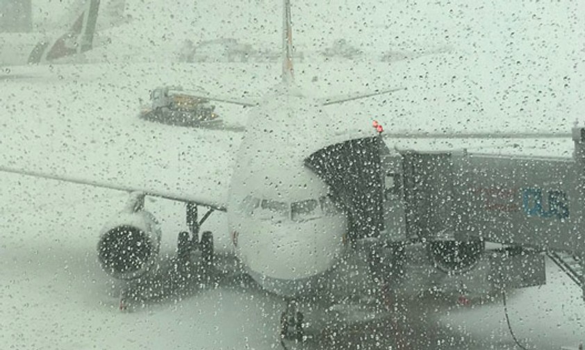 Flughafen Frankfurt: 160 Räumfahrzeuge im Einsatz.