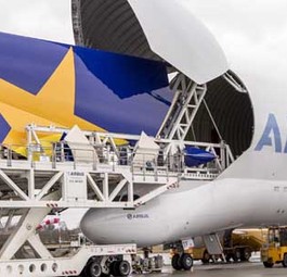 Die Heckflosse eines Skymark-A380 wird verladen: Die Airline macht Airbus Vorwürfe.