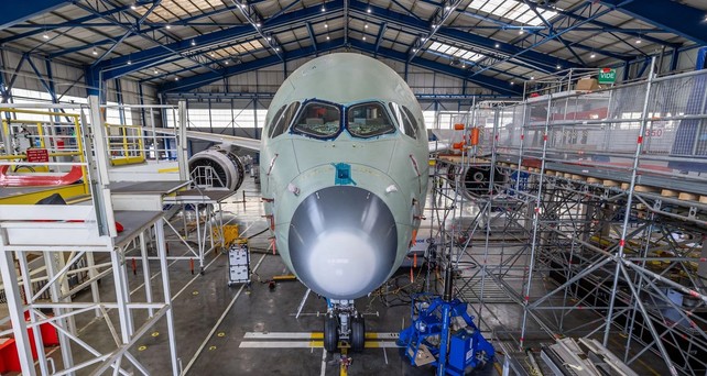 Airbus A350 F bei den Bodenschwingungstests: Der Flieger wird kräftig durchgeschüttelt.
