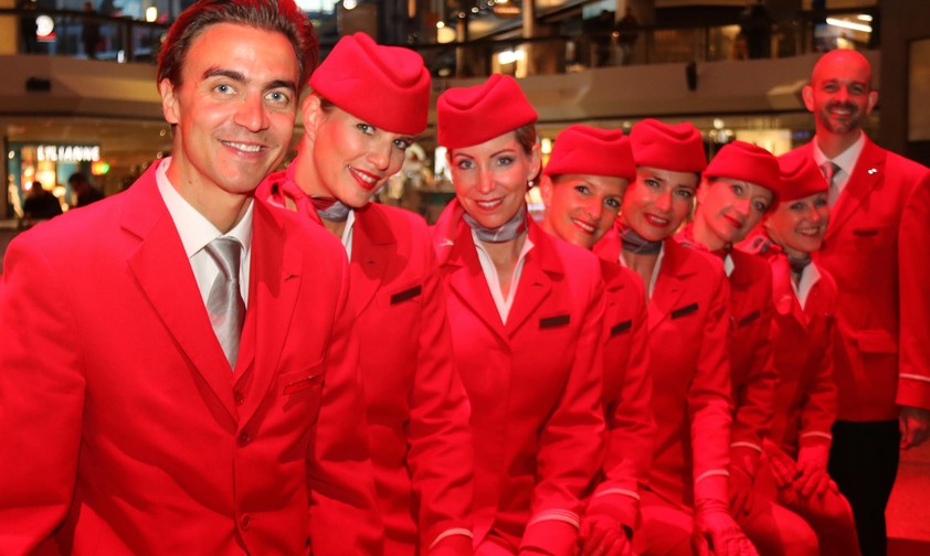 Kabinencrew von Austrian Airlines: Charakteristisches Rot. 