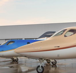 Honda Jet Elite S: In Luxe Gold  (vorne), Deep Sea Blue und Gunmetal.