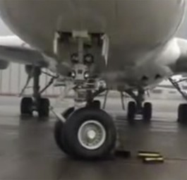 Youtube-Video vom Flughafen Hong Kong: Taifun Hato bringt Bewegung.