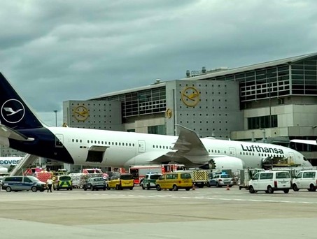 Die nach vorne gekippte Boeing 787 von Lufthansa: Das Heck ragt in den Himmel.