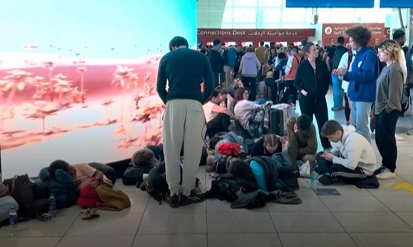Lange Schlangen, verstopfte Hallen und zu wenig Essen plagen gestrandete Gäste in Dubai