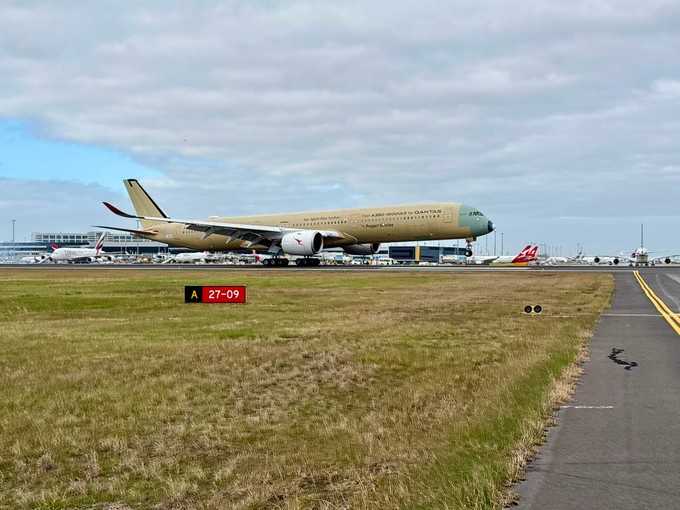 Das Flugzeug war gut 19 Stunden zuvor in Toulouse gestartet. Die Landung erfolgte auf der kürzeren Piste 09/27.