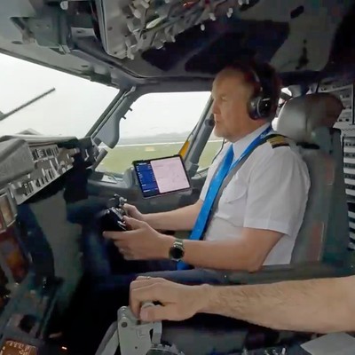 König Willem-Alexander bei seinem letzten Flug mit einer Boeing 737: Er lässt sich nochmals umschulen.