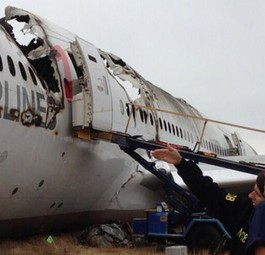 Mitarbeiter des NTSB untersuchen das Wrack: Die Boeing 777 wurde total zerstört.