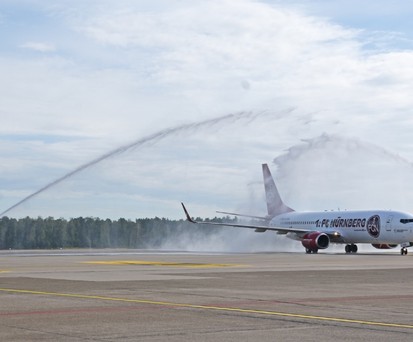Willkommen in der Heimat: Die Boeing 737 von Corendon Airlines wird mit Wasserfontäne in Nürnberg begrüßt.
