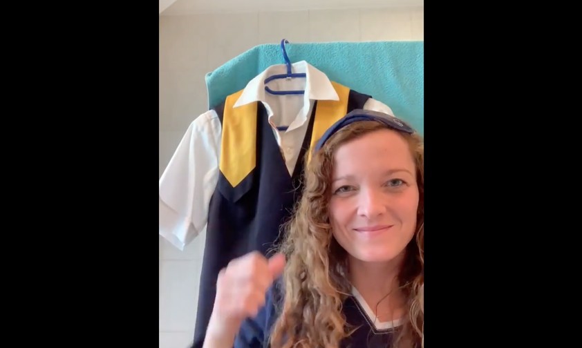 Flugbegleiterin von Lufthansa: Die Uniform hängt bereit.