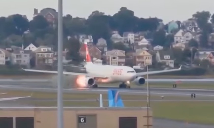 Flammen am Triebwerk: Der Airbus A330 von Swiss musste den Start abbrechen.