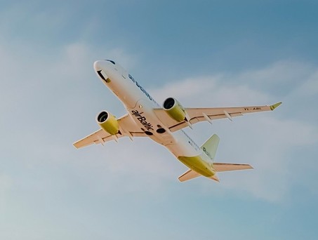 Airbus A220 von Air Baltic: Andere Triebwerkskonfiguration als die A220 von Swiss.
