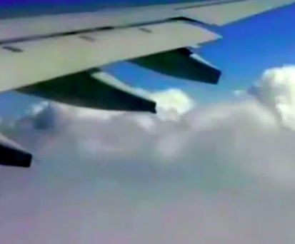 Oben rechts im Bild: Ein Ufo oder doch nur ein Flugzeug aus einer ungewöhnlichen Perspektive?