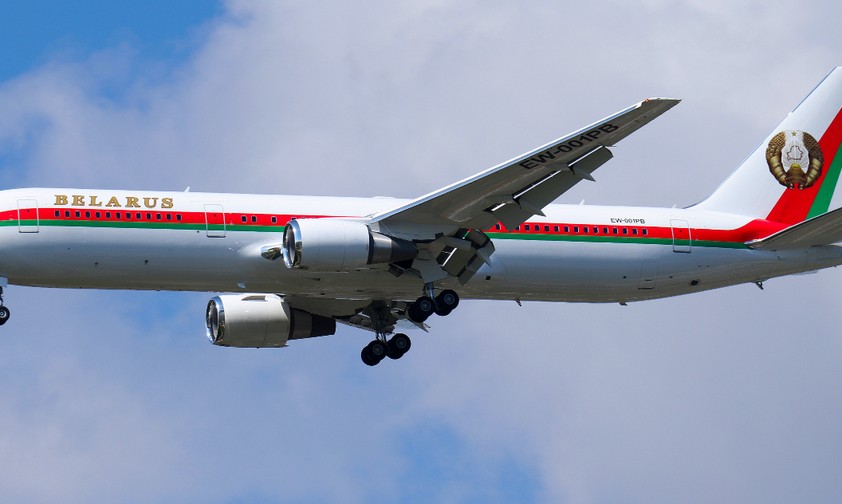 Die Boeing 767 mit dem Kennzeichen EW-001PB am 3. Mai 2021 im Anflug auf Basel: Die Maschine der ...