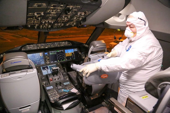 Auch das Cockpit musste desinfiziert werden. So kann man sicher sein, dass alle Viren abgetötet werden.