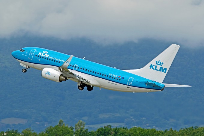 Die niederländische KLM ist mit ihrer auffälligen Farbe ein Blickfang.