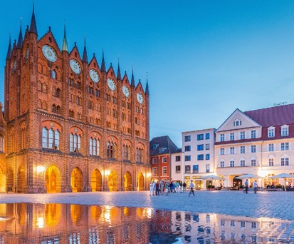 Klassischer Dämmerungsblick auf die Hansestadt Stralsund.