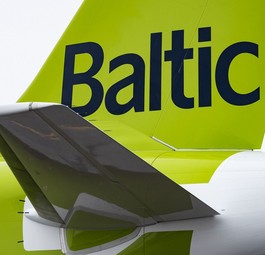 Leitwerk eines Airbus A220 von Air Baltic: Die Fluggesellschaft muss sparen.
