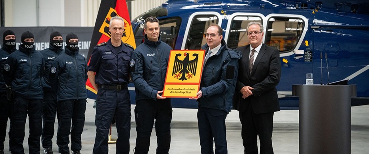 Bundesinnenminister Alexander Dobrindt (Mitte) bei der Indienststellung der neuen Drohnenabwehreinheit: An acht Flughäfen werden Detektionsanlagen installiert