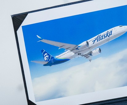 Bilder einer Boeing 737 Max vor einer Boeing 737 Max: Alaksa Airlines stockt ihre Order auf.