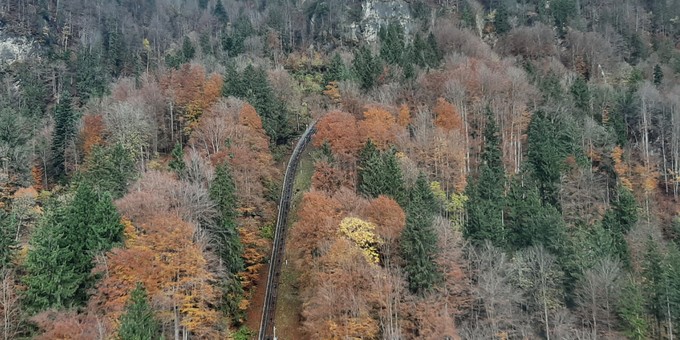 Der Flug führt der Trasse der Bahn entlang.