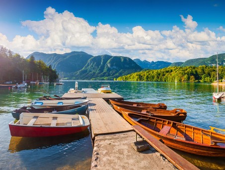 Bohinji See an einem sonnigen Morgen