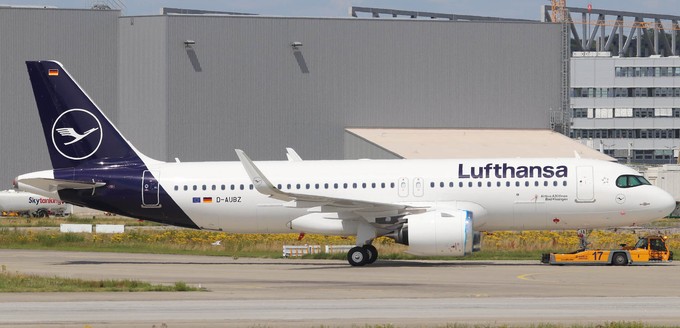 Künftige D-AIJA auf dem Gelände des Airbuswerks Hamburg-Finkenwerder: Ein weiterer A320 Neo mit Zorromaske für Lufthansa.