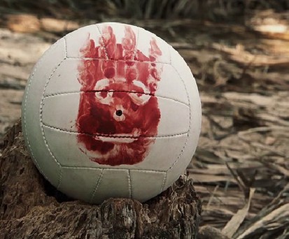 Rang 10: Cast Away (2000) ist die Auflage des Klassikers Robinson Crusoe. Ein Kurier von Fedex (Tom Hanks) strandet auf einer Insel im Pazifik, weil sein Jet abstürzt und verkürzt die Zeit mit Gesprächen mit einem Volleyball. Exzessives Product Placement.