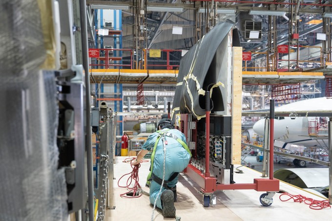 Im Hangar warten bereits neue Verkleidungselemente und weitere Kabinenkomponenten auf ihren Einbau in die HB-JHC.