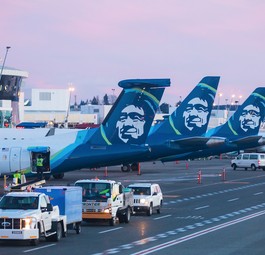 Flieger von Alaska Airlines in Abendstimmung: Bald in der Oneworld-Allianz.