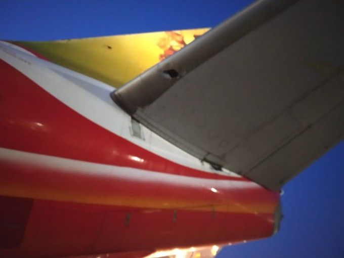 Auch das Leitwerk wurde in Mitleidenschaft gezogen.