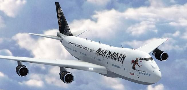 Jumbo-Jet: Für die neue Welt-Tournee leasen Iron Maiden eine Boeing 747-400 (auf der Illustration zeigt die Band indes eine 747-200).