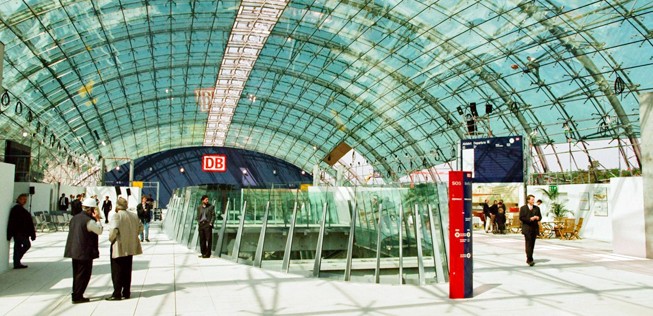 1999 wird der ICE-Bahnhof in Betrieb genommen.