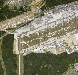 Der Flughafen Frankfurt braucht mehr Platz für Passagiere. Deshalb baut er das neue Terminal 3. Es liegt im Süden des Airports, hauptsächlich auf dem Gelände der 2005 geschlossenen amerikanischen Luftwaffenbasis Rhein-Main Air Base.