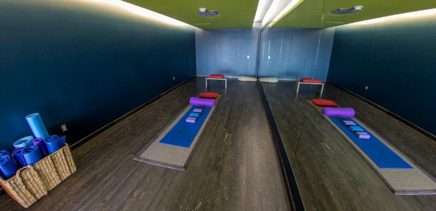 Bereits fünf Flughäfen bieten ihren Gästen Räume an, in denen sie vor dem Flug Yoga praktizieren können. Hier der Yoga-Room des Flughafens San Francisco.