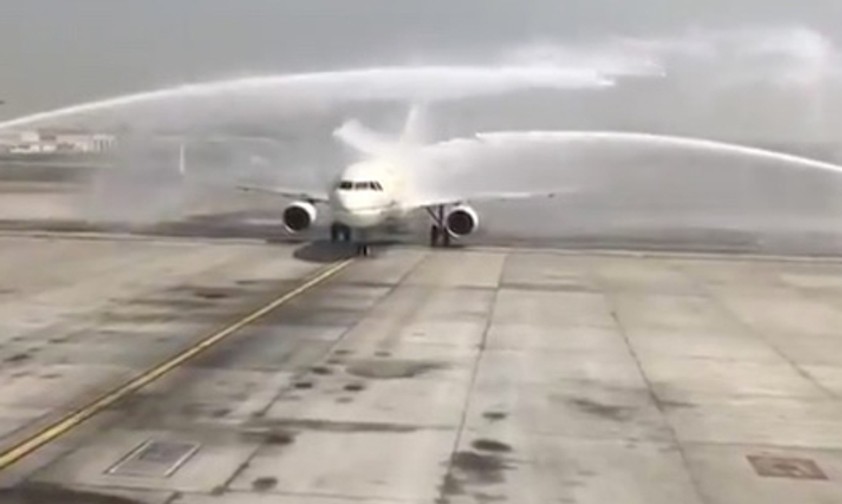 Die Maschine von Saudia mit den Wasserfontänen: Volle Kraft auf die Tür.