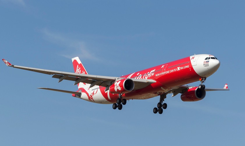 Airbus A330-300 von air Asia X: Im Juni fliegt die airline täglich nach Gatwick.