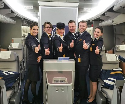 Crew eines Lufthansa-Rückholflugs: Die Airline holte Tausende Urlauber zurück.
