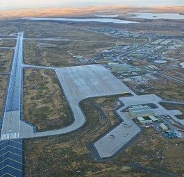 Die Piste der Royal Air Force Station Mount Pleasant auf den Falklandinseln: Hier werden die Airbus A350n von Lufthansa landen.