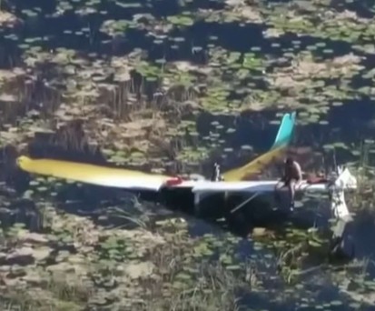 Eine Cessna 172 abgestürzt in den Everglades: Der Pilot rettete sich auf die Tragfläche.