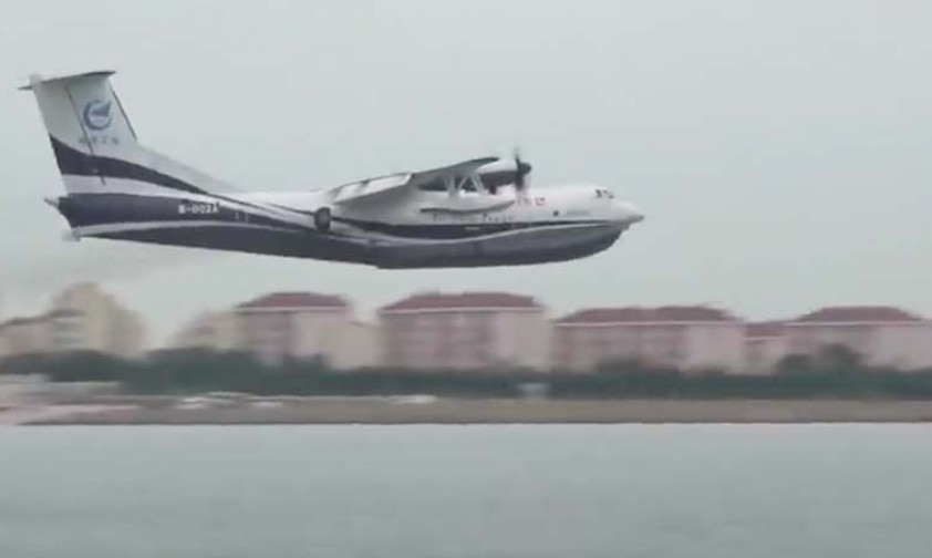 Chinas riesiges Flugboot probt erstmals auf dem Meer